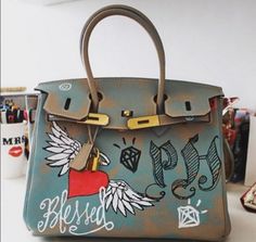 Bolsa customizada Hermès Painted Handbags, Painted Fashion, Painted Handbag, Painted Purse, Boho Chic Bags, Upcycle Clothes Diy, Street Style Bags, Custom Handbags, Handpainted Bags