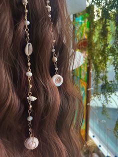 ONE Mermaid Seashell Hippie Hair Bead: Set with the intention of unity and communication. Includes a Sensitive Scalp Attachment Clip to attach the Hippie Hair Bead to your hair! Crystals: Clear Quartz, Pearls, Citrine and Hand-Picked Gulf Sea Shells. 🫧Every order comes with a goodie bag full of an assortment of hippie items!🫧 Hippie Hair Beads are made using Sterling Silver Wire/Gold Plated Wire each piece is made with ethnically sourced crystals<3 Each are handmade and not alike. They have th Mermaid Seashell, Bob Hair Color, Beaded Hair Clips, Vacation Hairstyles, Hair Beads, Mermaid Hair