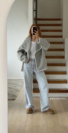 Fall Outfits Women Chic, Vogue Street Style 2024, White Oversized Cardigan Outfit, Nordic Outfits Women, 15 Degrees Outfit, Scandivian Style Outfit, Comfy Winter Outfits Casual, Soho Nyc Outfit, Architect Style Outfits