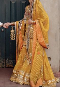 Pakistani Bridal Haldi Dress, Mayun Dresses Pakistani For Bride, Heeramandi Alamzeb Outfits, Yellow Pakistani Haldi Dress, Haldi Gharara Dress, Mendhi Dresses Pakistani, Pakistani Mayon Dresses, Yellow Gharara For Haldi, Mayoun Dress Pakistan