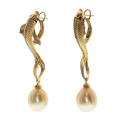 Golden South Sea Pearl Brown Diamonds Fish Earrings Did you see the sunlight playing on the scales of the fish? The combination of Champagne Diamonds together with the Golden Pearls are stunning. All over the world fish symbolised abundance, wealth, harmony. Please request a video link to check the item in action Accompanied with the ring LU116414800333 and pendant LU116414800353 8.2x51mm (WxL) 13.91gm Possible with other pearl color and other stones - will be quoted separately South Sea Pearls Earrings, Brown Diamonds, Fish Earrings, Fish Jewelry, Golden South Sea Pearls, Earrings For Sale, Unusual Earrings, 18k Gold Earrings, Pearl And Diamond Earrings