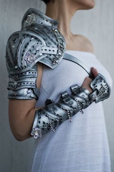 Pauldron and gauntlet. Sansa Stark Queen, Steampunk Mode, Moda Steampunk, Mode Steampunk, Style Steampunk, Fantasy Costumes, Fantasy Armor, Warrior Princess, Fantasy Clothing