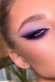 Lilac Makeup, Lilac Eyeshadow, Purple Makeup Looks, Applying Eyeshadow, Purple Eye Makeup