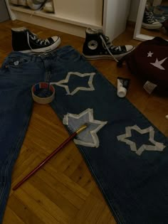 #stars #crafting #diy #jeans Diy Jeans Paint Aesthetic, Star Jeans Diy, Jeans Bleach Diy Ideas, Diy Pants Paint, Art On Pants, Web Outfit, Bleach Jeans Diy, Diy Grunge Clothes, Patched Jeans Diy