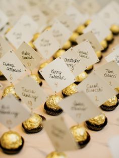 there are many place cards with chocolates on them for guests to write their names