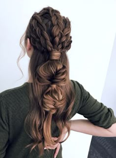 Hi there! Prepared to look amazing for prom? We've put together the ultimate prom hairstyle guide, complete with 51 gorgeous looks that are ideal for people with mid-length hair. We have the ideal updo ideas to make you look amazing on your big night, whether you want modern vibes, classic elegance, or a combination of the two. Imagine Regina George's sophistication combined with Cady Heron's avant-garde style, a la Mean Girls meets elegance. Hair For Girls Kids, Long Bob Haircut With Layers, Fishtail Braid Hairstyles, Formal Hairstyles For Long Hair, Easy Hairstyles For Medium Hair, Long Bob Haircuts, Fishtail Braid, Fantasy Hair, Midlength Haircuts