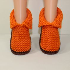 there is a pair of crocheted shoes with bows on them