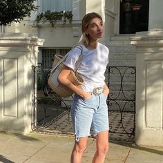 Camille Charriere, Long Denim Shorts, Denim Shorts Style, Denim Shorts Outfit, Classic Denim Shorts, Look Jean, Simple Summer Outfits, Amy Jackson, 2020 Fashion Trends