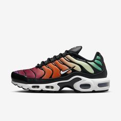 Let your attitude have the edge. With a Tuned Air experience that offers premium stability, unbelievable cushioning and classic wavy design lines inspired by nature, the Air Max Plus lets you celebrate your defiant style in comfort. Wavy Design, Gradient Design, Shoes Sport, Whale Tail, Black Shoes Women, Nike Air Max Plus, Air Max Plus, Heritage Fashion, Women Lifestyle