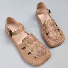 Summer Ankle Strap Flats With Buckle Closure, Summer Slip-on Flats With Buckle Closure, Beach Flats With Buckle Closure And Round Toe, Brown Leather Flats With Footbed For Summer, Brown Open Toe Flats For Summer, Leather Footbed Flats With Round Toe For Summer, Summer Retro, Summer Heels, Casual Slippers