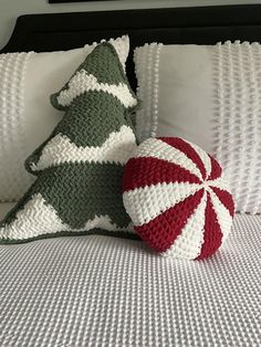 Christmas Knitting Pillow, Crochet Winter Pillow, Winter Crochet Pillow Pattern, Crochet Peppermint Pillow Pattern Free, Crochet Xmas Pillows, Candy Cane Crochet Pillow Pattern, Crochet Christmas Throw Pillow, Crochet Candy Cane Pillow Pattern Free, Christmas Tree Crochet Pillow