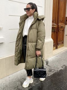 European Fashion Winter, Winter Style Guide, Trendy Winter Fashion, Winter Accessories Fashion, Cold Fashion, Nyc Outfits, Winter Travel Outfit, Modest Fashion Hijab