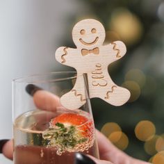 Personalisierte Weihnachtsgedeck Lebkuchenmann Unsere personalisierten Weihnachtstischgeschenke machen die perfekte Gedeck-Weihnachtstischdekoration und würden bei einer Winterhochzeit unglaublich aussehen, auf Lager, jetzt kaufen! Lebkuchenmann-Weihnachts-Namensschilder runden Ihre Weihnachtstischdekoration ab und können als Weihnachts-Tischkarten oder Getränkeanhänger verwendet werden. Wir verkaufen unsere Weihnachtstischgeschenke in Sets von 5 und 10 Stück. Bei Bestellung von mehreren Weihnachtstischkarten wird ein automatischer Rabatt gewährt. Wir haben viele andere Weihnachtsgeschenke, weihnachtliche Tischdekoration und andere Weihnachtsdekoration in unserem Shop. Bitte schauen Sie sich unsere anderen an, die wir zur Verfügung haben. Bitte teilen Sie uns Ihre Liste der Namen für Ihre Post Christmas Decor, Name Tags Christmas, Christmas Dinner Table Settings, Table Favours, Christmas Place Settings, Christmas Name Tags, Personalized Place Cards, Christmas Place Cards, Drink Tags