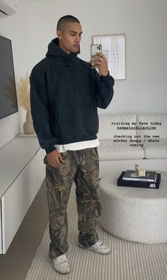 Men Outfits Casual Fall, Guys Style Streetwear, Men’s Fall Streetwear Fashion, Men’s Fashion Aesthetic Fall, Aritzia Mens Outfit, Men’s Street Wear Winter, Men’s Fall Outfits Aesthetic, Men’s Camo Pants Outfit, Bummy Outfits Men