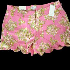 Fun! Crown & Ivy Pink Floral Print Scalloped Hemline Women's Sz 4 2 Pockets On The Rear Fitted Floral Print Skort For Summer, Fitted Floral Print Skort For Spring, Fitted Cotton Shorts With Floral Print, Trendy Fitted Floral Print Shorts, Pink Fitted Shorts For Spring, Fitted Floral Print Cotton Shorts, Pink Cotton Preppy Skort, Pink Floral Print Mini Skirt For Vacation, Spring Pink Floral Print Skort