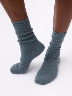 Say hello, your feet have a new best friend. The Plush Lounge Socks, as featured in Better Homes & Gardens, each pair offers a textural ribbed design allowing you to put your best foot forward every day. The Plush Lounge Socks 1-Pack in Alabaster (Size: Medium/Large) - Cozy Earth Lounge Socks, Sweat Sets, Bath Wrap, Oprahs Favorite Things, Bamboo Socks, New Best Friend, Mens Home, Baby Wedding, Soft Towels