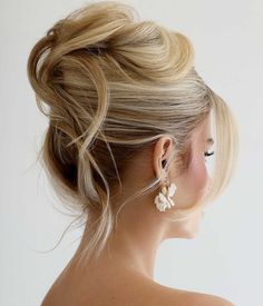 Acconciature damigelle Out Of Face Wedding Hairstyles, Classy Bridal Hair Updo, Veil With French Twist, Blonde Hair Updo Wedding, Elegant Wedding Hairstyles Updo, Blond Updo Hairstyles, Updo Bridal Hair With Veil, Bride Upstyles, Wedding Hairstyles For Long Face