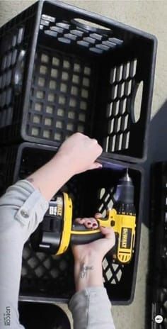 Clever DIY Shoe Storage Milk Crates!  A creative way to store and organize the shoes in your home. #storage #diy #storagesolutions #storageideas #repurposed #organizing #homemaking Milk Crates Diy, Milk Crate Furniture, Milk Crate Storage, Diy Shoe Storage, Closet Shoe, Diy Shoe Rack, Crate Diy, Decor Paintings, Plastic Crates