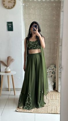 Saree Lehenga Design Ideas, Crop Top And Skirt Traditional, Dhavani For Wedding, Engagement Bridesmaid Outfit, Bridal Reception Dress Indian Lehenga, Simple Wedding Outfits Indian, Mehndi Outfits For Bridesmaid, New Design Party Wear Dress, Mehendi Look For Bridesmaid