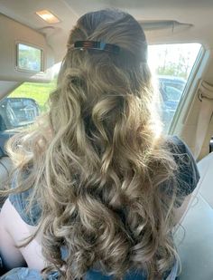 Curls With Clips Hairstyles, Slide Clip Hairstyles, Half Up Half Down Barrette, Hair Curl Ideas Hairstyles, Long Hair Bouncy Curls, Aesthetic Hair Clip Hairstyles, Messy Hairstyles Aesthetic, Heatless Curls Aesthetic, Barrette Clip Hairstyles