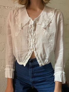 Dickie Collar Outfits, White Peasant Top Outfit, Lacy White Top, Blouse Summer, Summer Vintage, Vintage Blouse, Puff Sleeve Blouse, Peasant Top, Vintage Casual