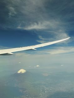 the wing of an airplane flying in the sky