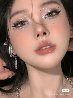 Face Jewels Makeup Concert, Douyin Rhinestone Makeup, Chinese Prom Makeup, Cool Douyin Makeup, Cute Sparkly Makeup, Douyin Birthday Makeup, Douyin Makeup For Hooded Eyes, Make Up With Rhinestone, Prom Makeup Sparkly