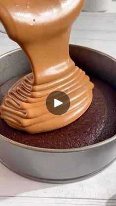 a video demonstrating how to make chocolate cake