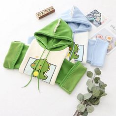 Product ID: JW5654 
 Material: Cotton 
 Color: Green, Blue 
 Thickness: Inner Fleece 
 Size Info: 
 Centimeter Sizes: 
 One Size: Bust 114 cm, Sleeve 43 cm, Length 60 cm 
 Inch Sizes: 
 One Size: Bust 44.9 inches, Sleeve 16.9 inches, Length 23.6 inches www.ccovv.com Japanese Letter, Color Block Hoodie, Baby Dino, Letter Print Hoodie, Color Block Sweatshirt, Baby Dinosaurs, Cartoon Dinosaur, Hoodie Green, Soft And Gentle