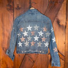 Handpainted Stars and Glitter Vintage Levi's Trucker Jacket Womens M Medium Wash Large Hand Painted Bronze, White and Silver stars. Glitter sheen across entire coat. Denim Paint, Vintage Levis Jacket, Vintage Levis Denim Jacket, Painted Clothes Diy, Levi Denim Jacket, Levis Denim Jacket, Paint Shirts, Vintage Jean Jacket, Falls Church