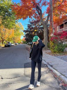 Found the perfect winter outfit inspiration! Black leggings, an oversized sweatshirt, and a pop of color with a green baseball cap make for the ultimate comfy-chic vibe. Whether you're grabbing coffee or enjoying a crisp autumn/winter walk, this look is effortlessly stylish! Don’t forget to layer on a black shoulder bag for a touch of practicality. 💗  (Photo Credits go to its respective owners)  #OutfitIdeas #BaseballCap #CasualStyle #FallFashion #CozyVibes #StreetStyle Casual Outfits Baseball Cap, New Balance Cap Outfit, Fall Outfit Baseball Hat, Green Baseball Hat Outfit Winter, Sporty Hat Outfits, Women Caps Outfit, Winter Outfit Baseball Cap, Black Ballcap Outfit, Cute Outfits With A Baseball Hat