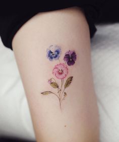 a woman's thigh with flowers on it