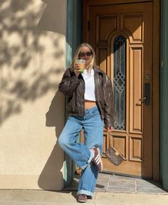 Winter Outfits With Baggy Jeans, Brown Oversized Leather Jacket Outfit, Oversized Brown Leather Jacket Outfit, Boston Fall Outfits, Fall Outfits Baggy, Brown Leather Jacket Outfits, Oversized Jean Jacket Outfit, Brown Cardigan Outfit, Brown Leather Jacket Outfit