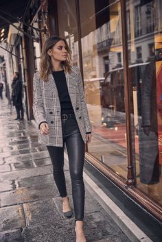 Autumn outfit business work leather leggings blazer Plaid Jacket Outfit, Lederhosen Outfit, Blazer Street Style, Legging Outfits, Winter Outfit Inspiration, Trendy Fall, Outfits Winter, Looks Chic