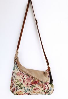 Beautiful and original modern tapestry handbag hobo bag, soft, flexible and lightweight. With an impressionist floral painting, this slouchy hobo bag has a large capacity to carry everything you need in your day to day. Is a fabric crossbody bag for everyday Its back, in vegan suede, is soft and velvety. It has an easy-access pocket, perfect for carrying your cell phone. In addition, inside you will find two pockets: one zippered, large capacity, and another patch pocket with a pen pocket. You c Artistic Bags For Everyday Use In Spring, Beige Floral Print Shoulder Bag For Everyday Use, Beige Floral Print Crossbody Shoulder Bag, Bohemian Tote Shoulder Bag With Floral Print, Bohemian Shoulder Bag With Floral Print Tote, Bohemian Floral Print Tote Shoulder Bag, Bohemian Floral Print Shoulder Bag For Daily Use, Artistic Beige Shoulder Bag For Everyday Use, Impressionist Flowers