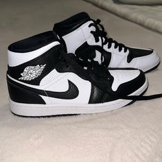 Cute Jordans For Women, Nike Jordan High Tops, Jordans For Women, Shoes For Back To School, Best Shoes For Women, Shoes Dressing, Teen Shoes, Black And White Jordans