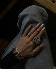 Aesthetic Ring, Hande Ercel Style, Girly Makeup, Nail Jewels, Embellished Bags, Desi Fashion Casual, Expensive Jewelry Luxury, Minimalist Accessories, Hand Pictures