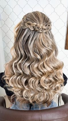 Penteado semi preso #penteado #trança #hairdresser #hairblond Hair Blond, Fancy Hairstyles, Modern Hairstyles, Rapunzel, Wedding Hairstyles, Romance, Instagram Photos, Photo And Video, Instagram Photo