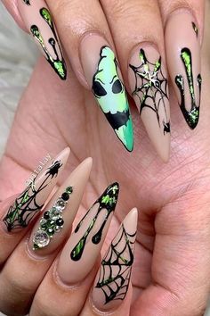 Halloween Stiletto, Skull Nail Designs, Night Nails, Nail Design Glitter, Black Halloween Nails, Nail Art Halloween, Skull Nails