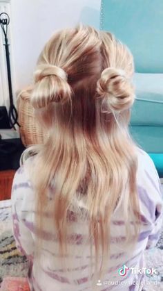 Easy Hairstyles for Moms - Sharing 6 easy hairstyles for moms to do in minutes. If you're looking for quick on the go styles, head here. Easy Hairstyles For Moms, Hairstyles For Moms, Wedding Hairstyles For Medium Length, Cool Easy Hairstyles, Butterfly Haircut