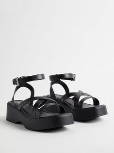 Flatform strappy gladiator sandals from #Torrid Summer Linen Pants, Strappy Sandals Gladiators, Happy Shoes, Office Clothes, Casual Ootd, Fantasy Wardrobe, Black Strappy Sandals, Unique Fits, Flatform Sandals