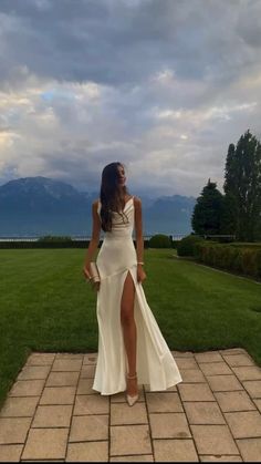 Elegant Long White Dresses, Long White Dress Aesthetic, Classy Woman Aesthetic, White Dresses Classy, Graduation Dress Long, Silk Backless Dress, White Floor Length Dress, Elegant Prom Dress, Classy Prom