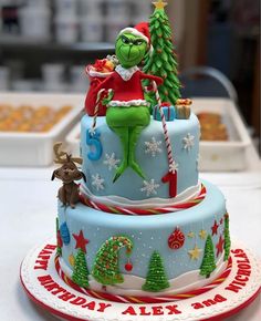 a cake decorated to look like the grinch sitting on top of a christmas tree