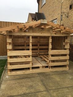 a building made out of wooden pallets