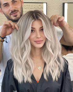 Pretty Blonde Hair With Lowlights, Hair Color That Looks Good On Pale Skin, Light Brown Roots With Blonde Hair, Dark Roots With Platinum Blonde, Platinum Blonde Hair Fall, Balayage Hair White Blonde, Blonde Icy Balayage, Blonde Root Grown Out, Light Icy Blonde Hair