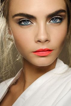 Idée Maquillage 2018 / 2019 : cara delevingne // love this makeup look blue lined eyes and coral lip – Makeup Trends On World Cool Makeup, Woman With Blue Eyes, Eyeliner Tips, Blue Eyes Pop, Artist Makeup, Best Eyeshadow, Beautiful Blue Eyes, Colored Eyeliner, Spring Makeup