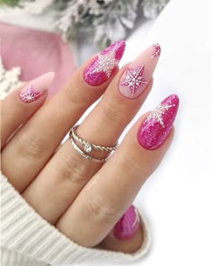 NAIL DESIGNER 🔝 on Instagram: "Dobry wieczór po świetach 💗🎄 Zdecydowanie ten czas za szybko gna 🥺 Ale teraz czas na karnawalowo-zimowe propozycje i oto pierwsza z nich 😍 Boski brokat 239 od @mollon_pro_poland w towarzystwie śnieżynek prezentuje się obłędnie 🤤 Idealny na Sylwestrową noc 🎆 Co myślicie? 💗❄️ Miłego wieczorku 💗🎄❄️ . . . Inspiracja od kochanej Ani @zmalowana_ana 💗💗❄️ #pinknails #pinkynails #winternails #wintervibes #newyearnails #newyearsevenails #snowflakenails #snownails Christmas Nail Designs Easy, Xmas Nail Designs, Candy Cane Nails, Cute Christmas Nails, Christmas Nails Easy, Holiday Nail Art, Festival Nails, Simple Nail Designs