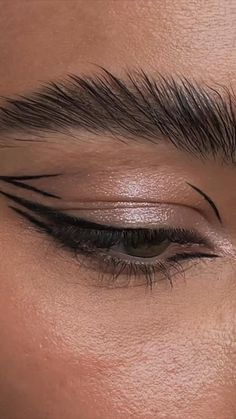 Ideas For Eyeliner, Idea For Eyeliner, Two Eyeliner Makeup, Make Up Eyeliner Ideas, Make Up Ideas Eyeliner, Fancy Eyeliner Designs, Makeup Trends 2022 Fall, Eyes Liner Styles, Make Up With Eyeliner