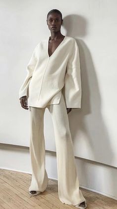 Aw24 Trends, Elegant Outfit Classy, Stylish Work Attire, Professional Wardrobe, Minimal Chic, Airport Outfit, Fashion Photoshoot, White Outfits, Elegant Outfit