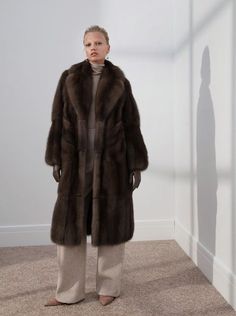 Fur Outfit, Fur Coat Outfit, Sable Coat, Coat Outfits, Winter Looks, Coat Fashion, Day Dresses, Fur Coat, Winter Outfits